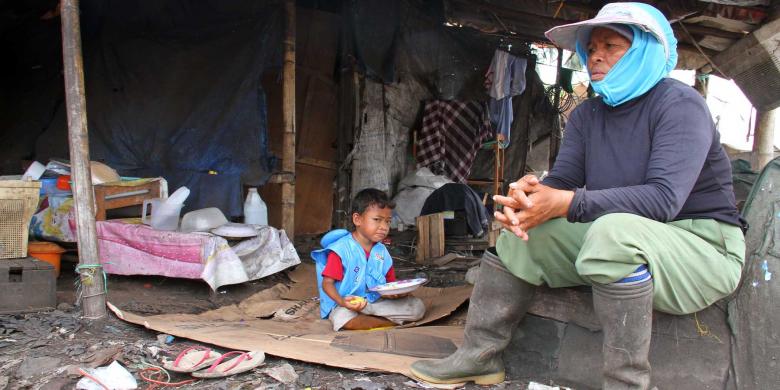 Meraup Rejeki di Tumpukan Sampah TPA Sumompo